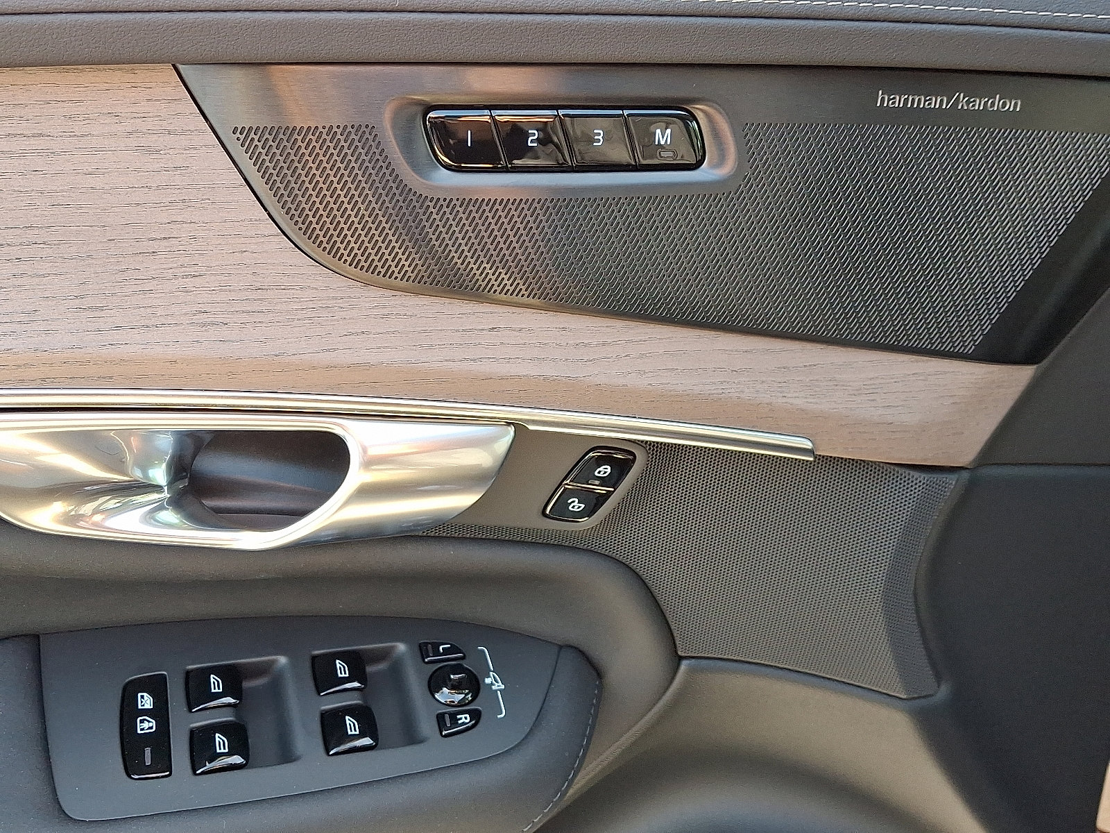 New 2026 Volvo XC90 B6 Plus image 9