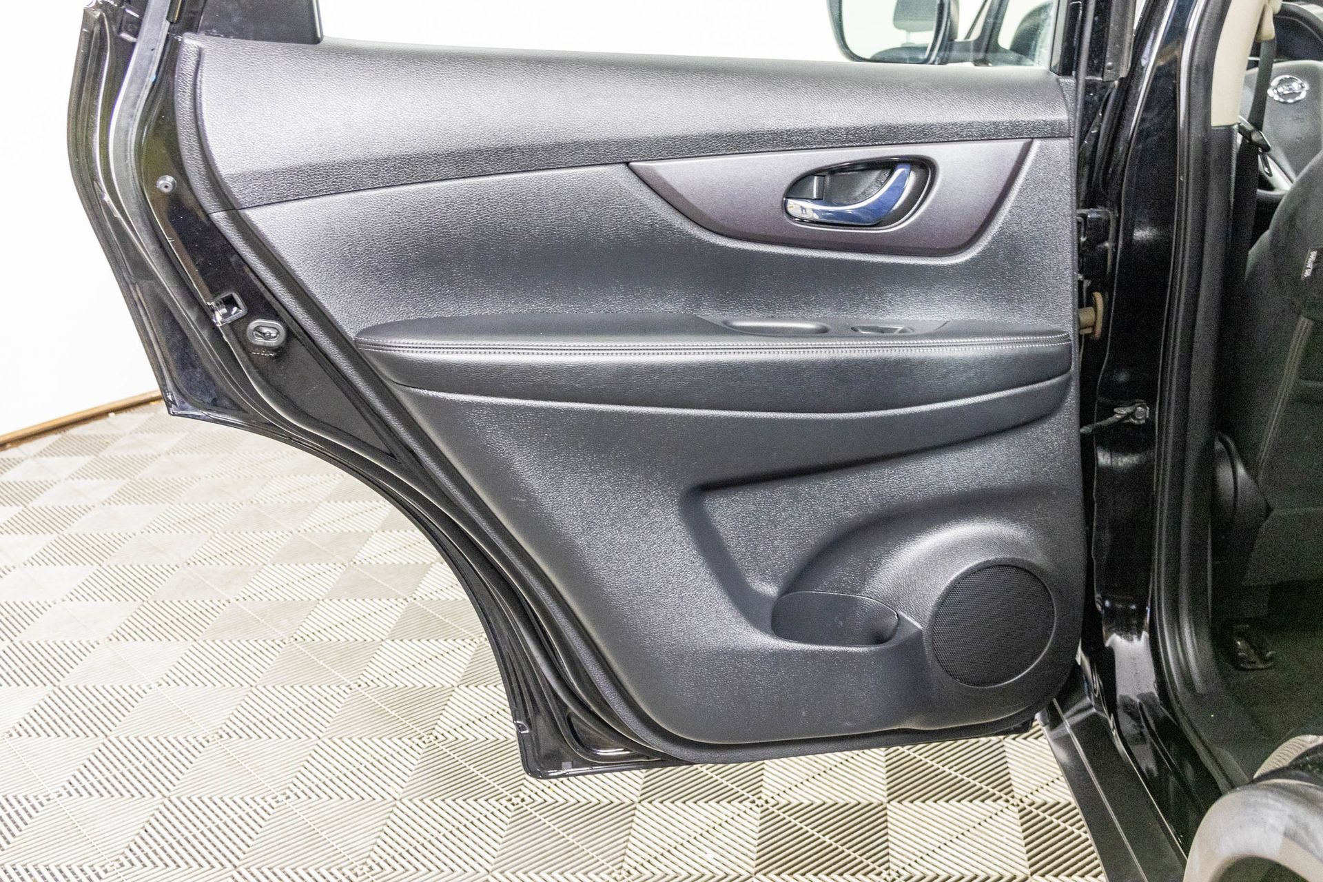 Used 2016 Nissan Rogue S AWD/4WD image 37