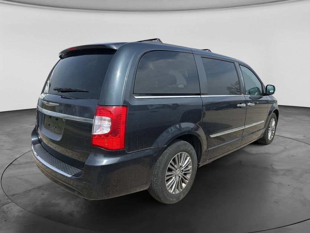 Used 2014 Chrysler Town & Country Touring-L w/ Driver Convenience Group FWD image 11