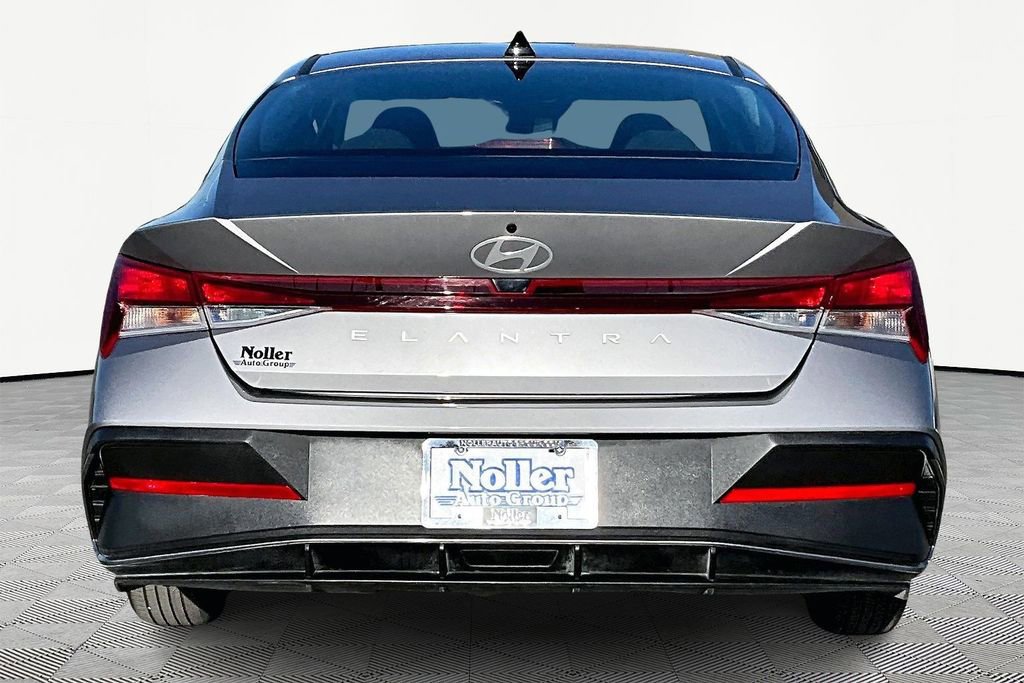 Used 2024 Hyundai Elantra SE image 4