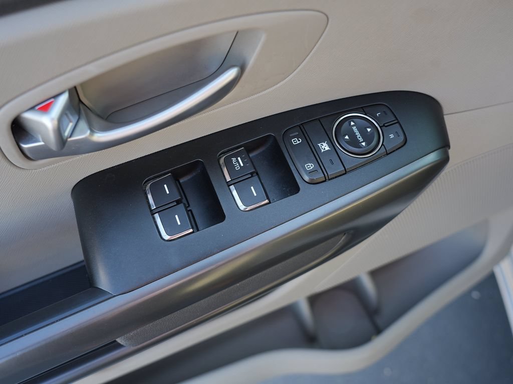 Used 2018 Kia Sedona L FWD image 16