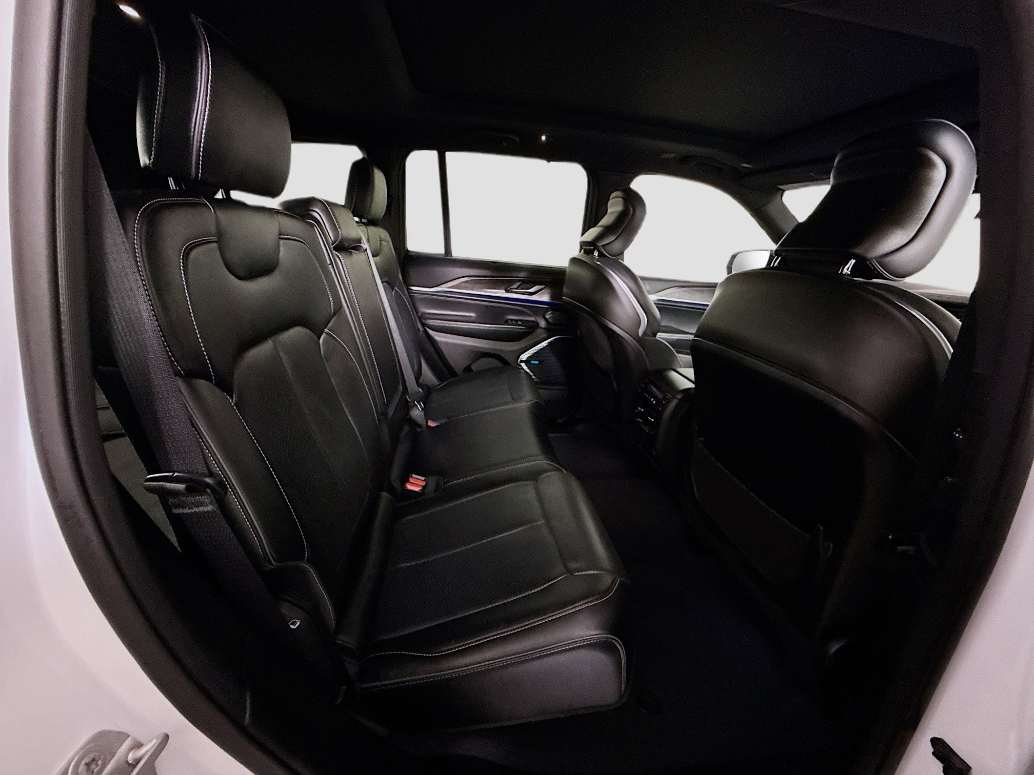 Used 2023 Jeep Grand Cherokee Overland w/ Advanced Protech Group III image 27