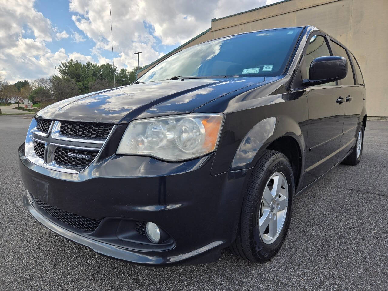 Used 2012 Dodge Grand Caravan Crew FWD image 2