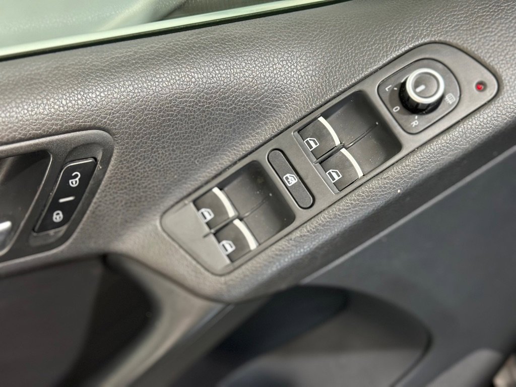 Used 2011 Volkswagen Tiguan S image 29