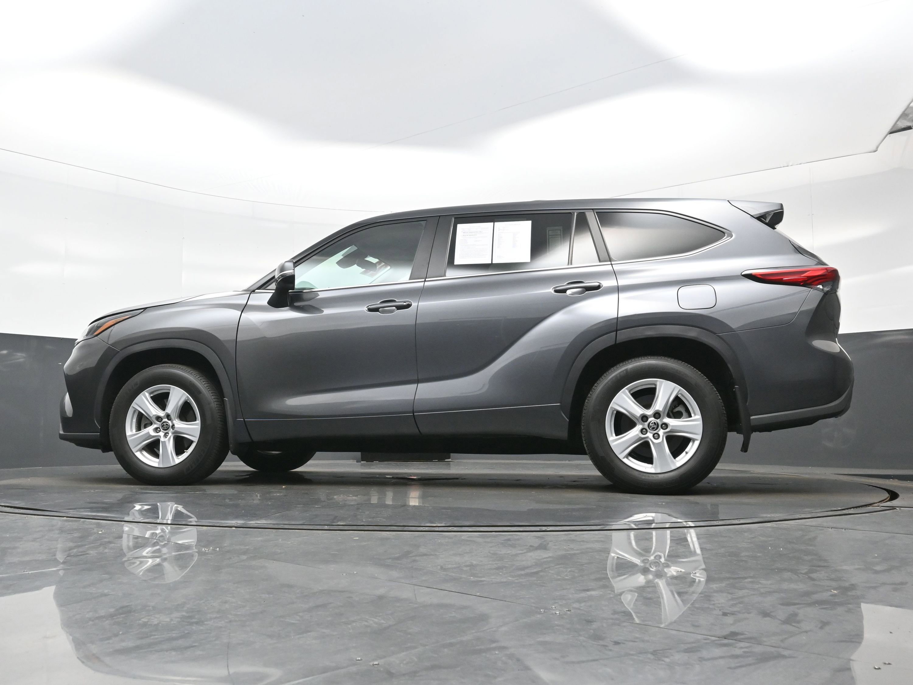Used 2023 Toyota Highlander LE AWD/4WD image 29