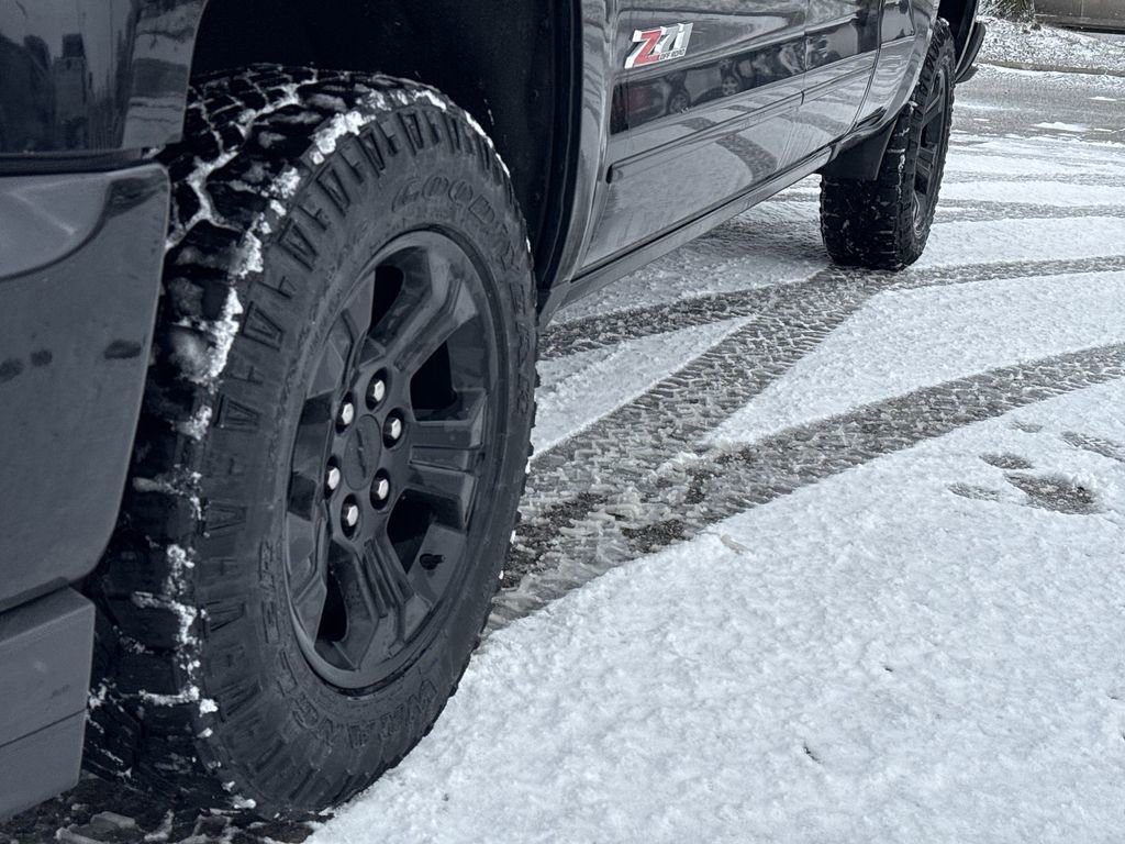 Used 2017 Chevrolet Silverado 1500 LT w/ Midnight Edition image 18