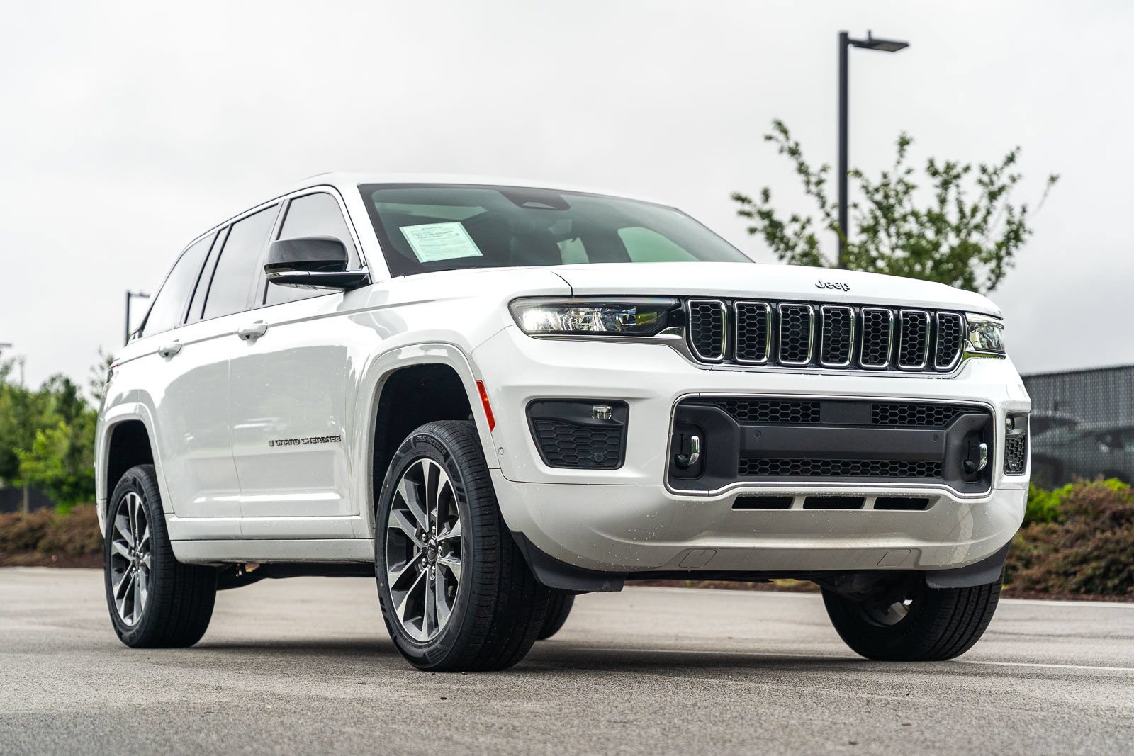 Used 2022 Jeep Grand Cherokee Overland w/ Luxury Tech Group IV AWD/4WD image 12