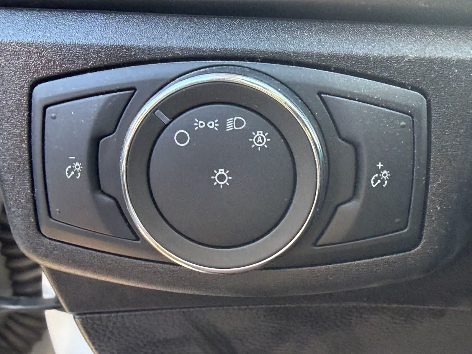 Used 2018 Ford Fusion SE w/ Fusion SE Technology Package FWD image 9