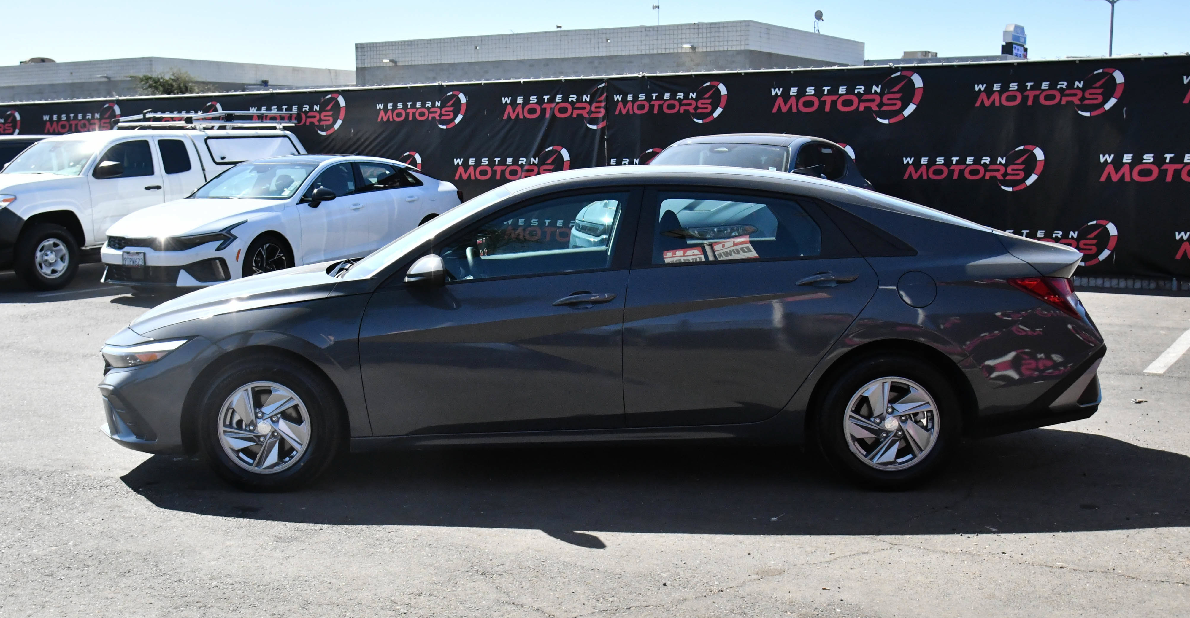 Used 2024 Hyundai Elantra SE FWD image 4