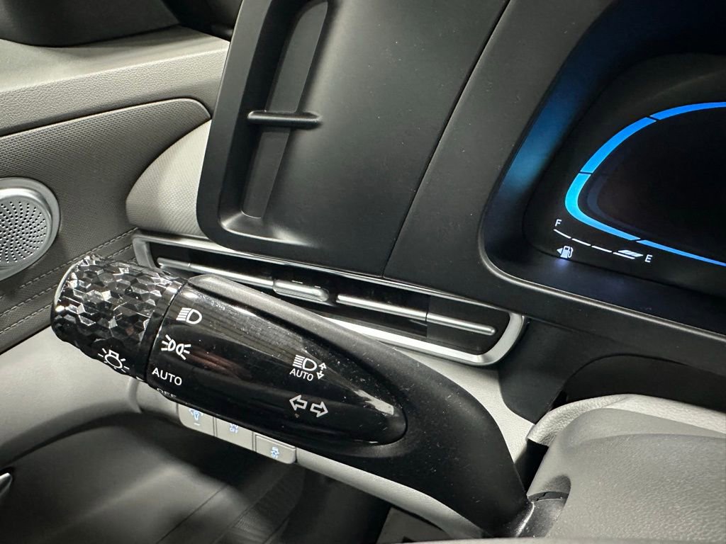 Used 2025 Hyundai Elantra SE image 21