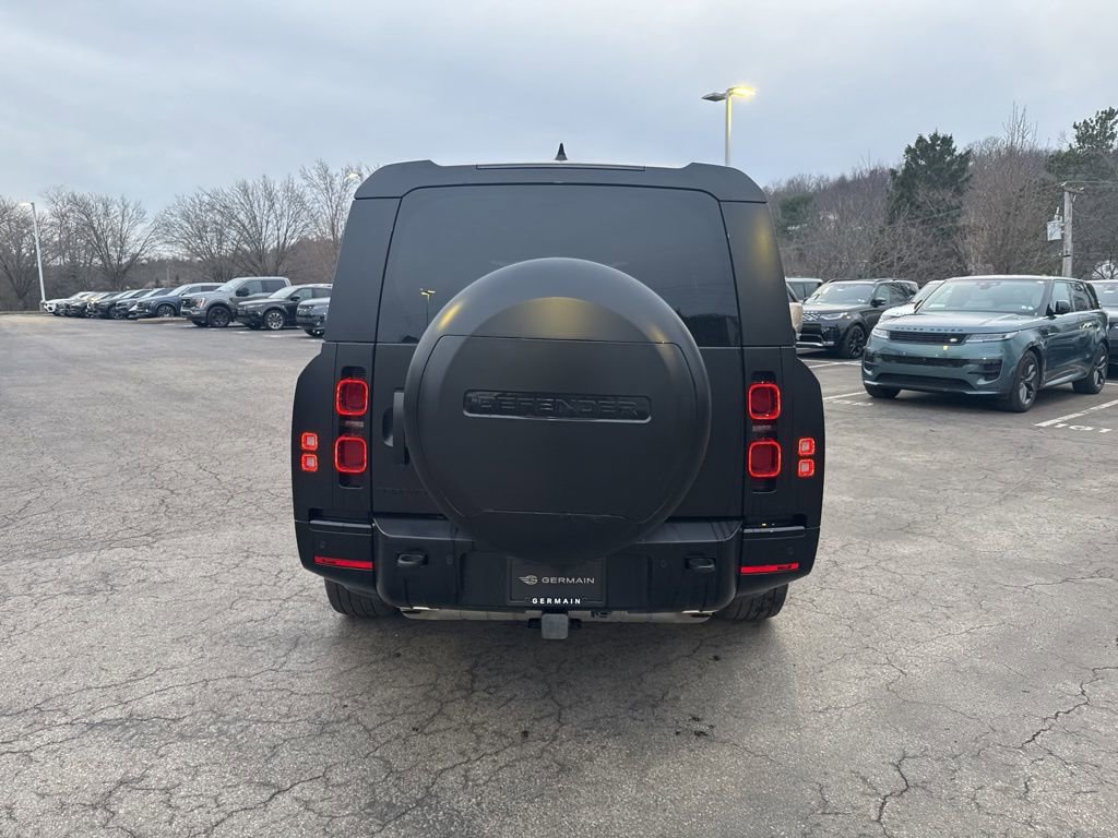 Used 2025 Land Rover Defender 130 X-Dynamic SE image 4