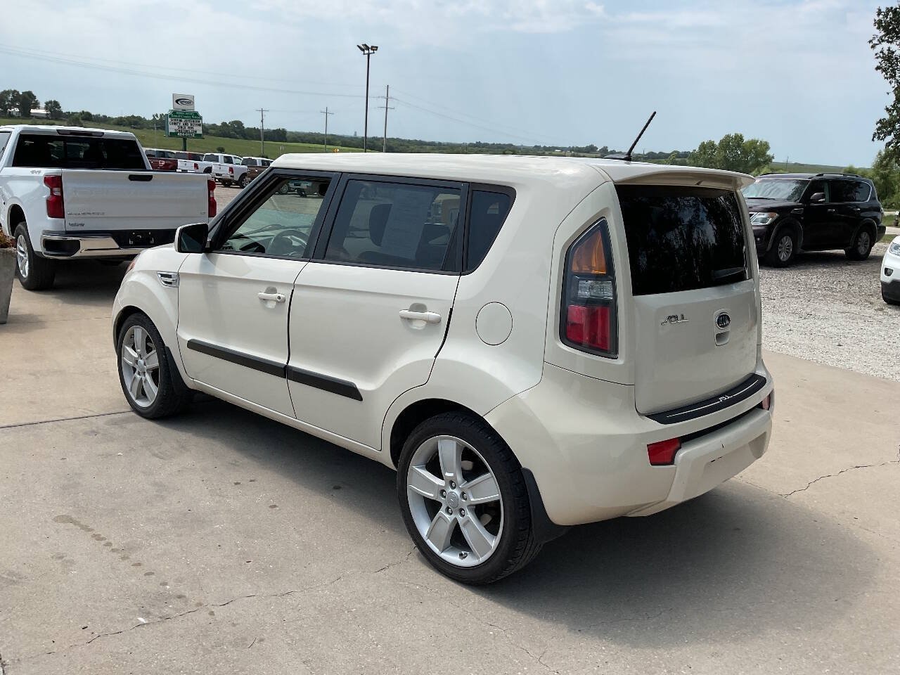 Used 2011 Kia Soul ! FWD image 7