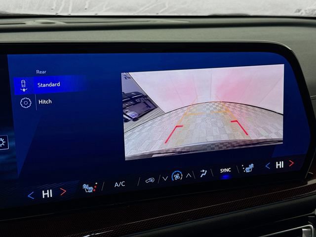 Used 2025 Chevrolet Traverse Z71 image 17