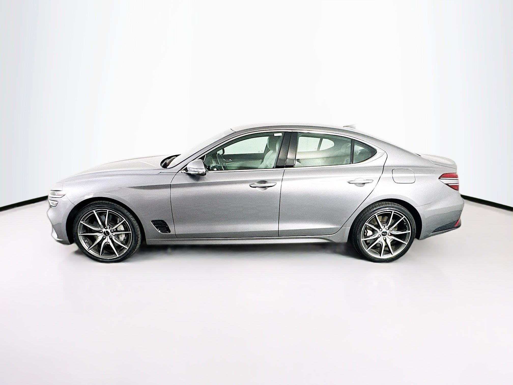 Used 2025 Genesis G70 2.5T image 4