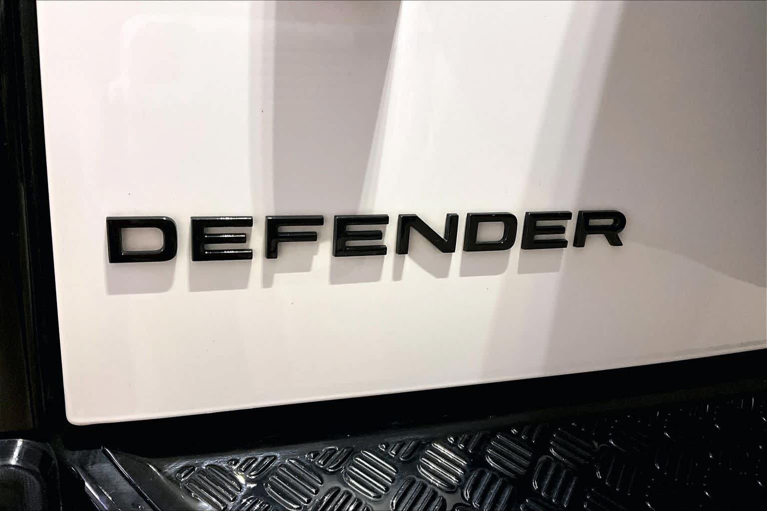 Used 2025 Land Rover Defender 110 V8 AWD/4WD image 9