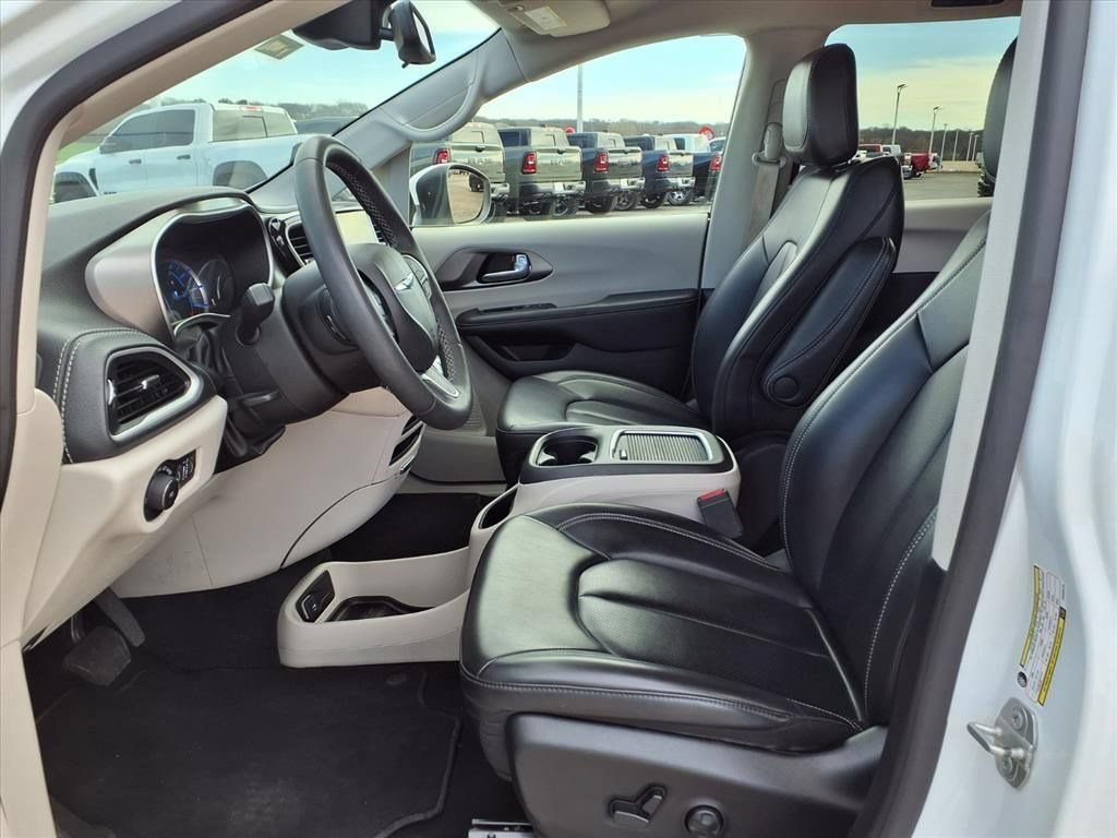Used 2023 Chrysler Pacifica Touring-L FWD image 18