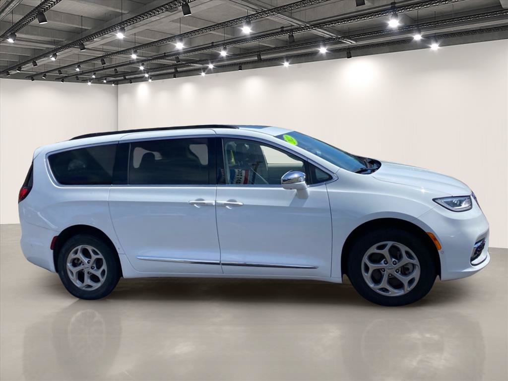 Used 2022 Chrysler Pacifica Limited AWD/4WD image 8
