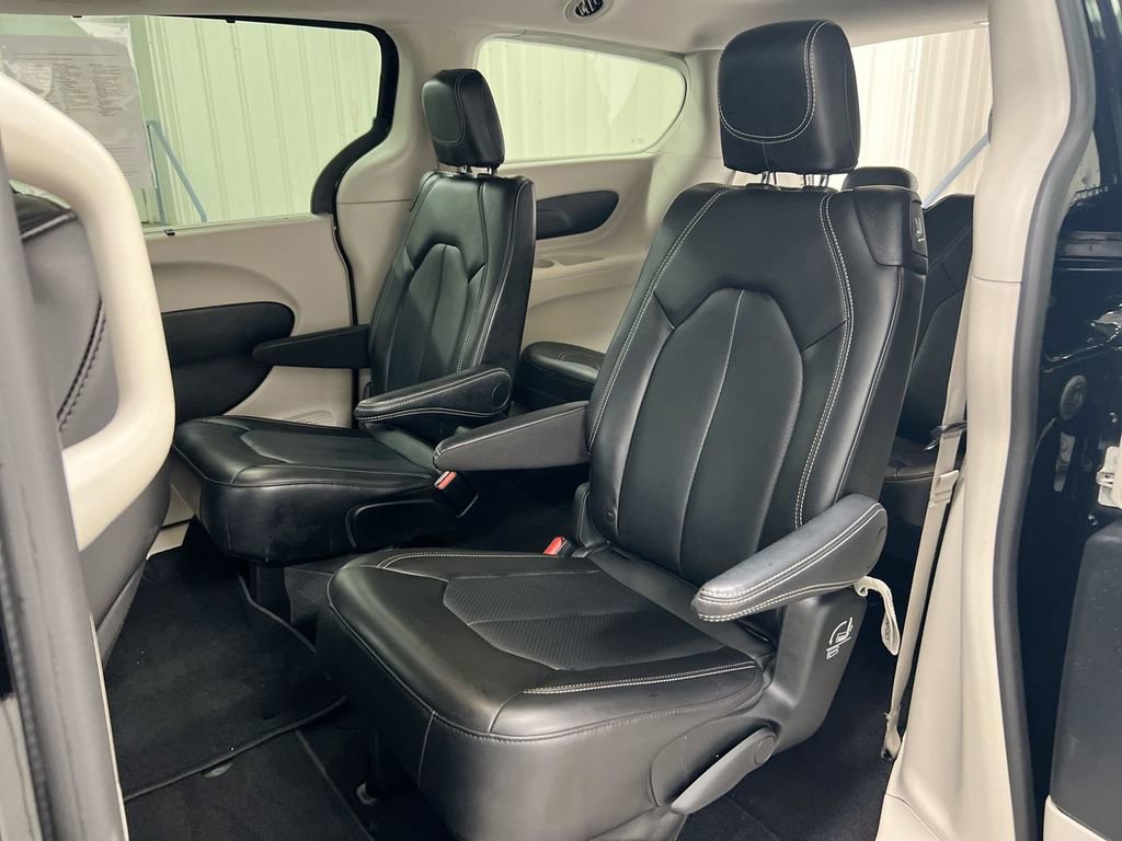 Used 2024 Chrysler Pacifica Touring-L image 22