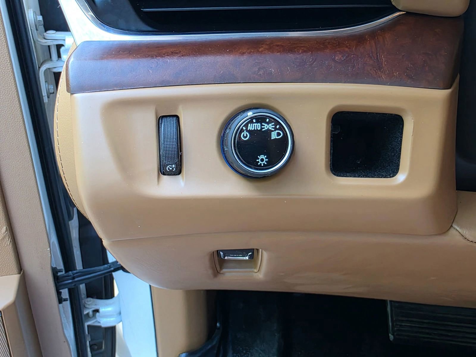 Used 2016 Cadillac Escalade ESV Platinum RWD image 13
