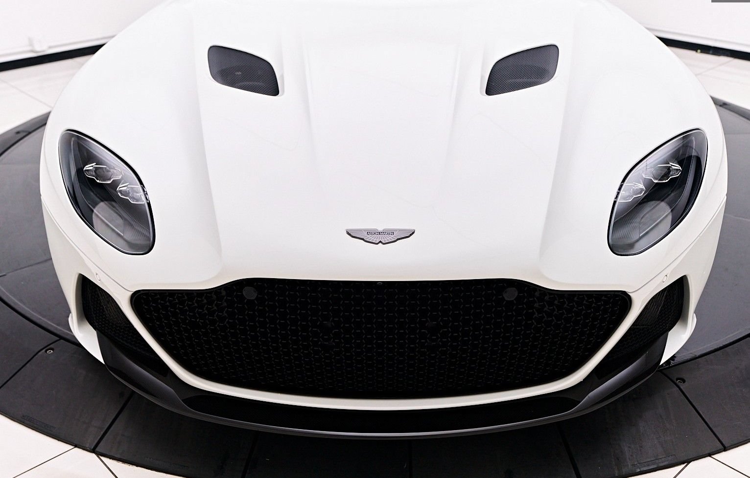 Used 2023 Aston Martin DBS Coupe RWD image 8