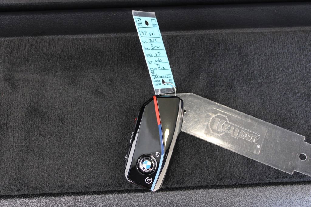 Used 2025 BMW X7 M60i AWD/4WD image 32