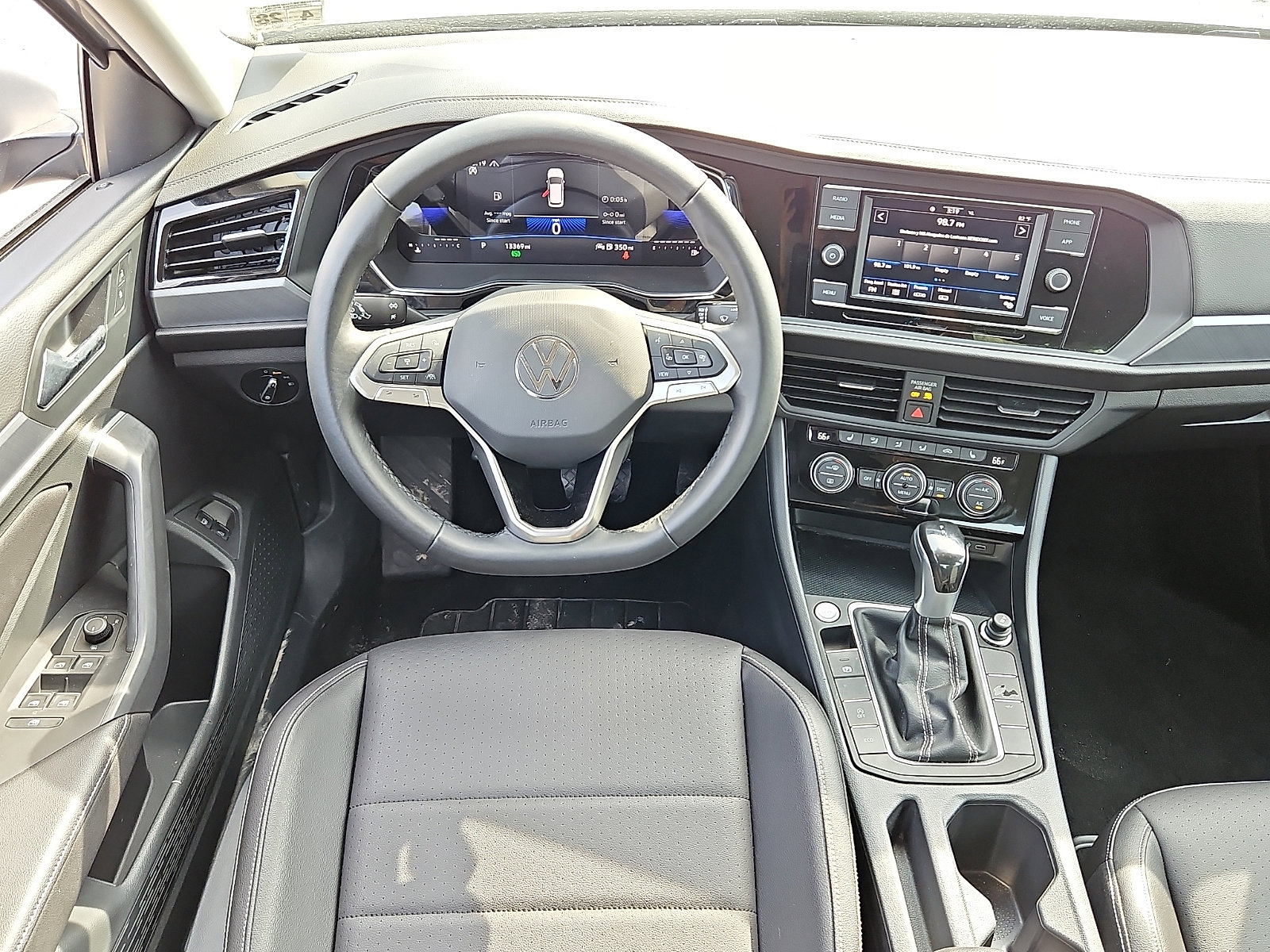 Used 2023 Volkswagen Jetta SE image 11