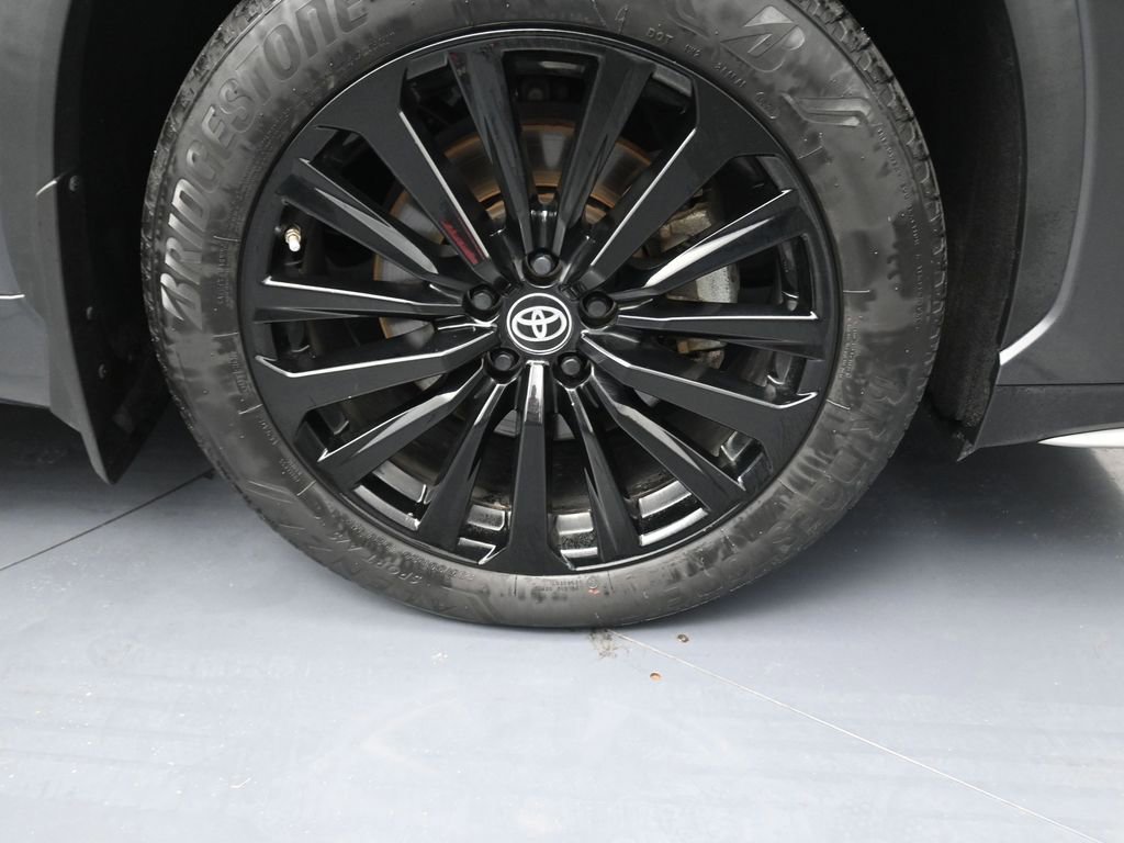 Used 2024 Toyota Highlander XSE FWD image 5