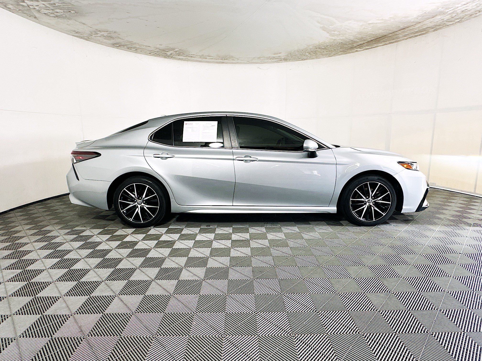 Used 2023 Toyota Camry SE FWD image 2