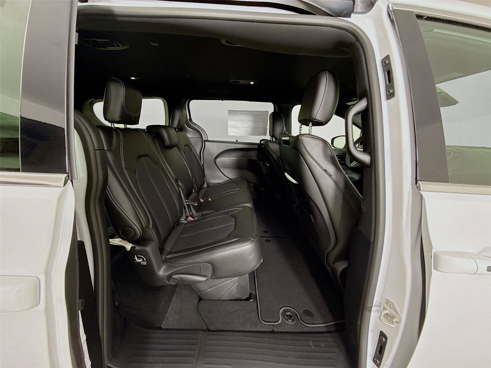 New 2026 Chrysler Pacifica Select image 31