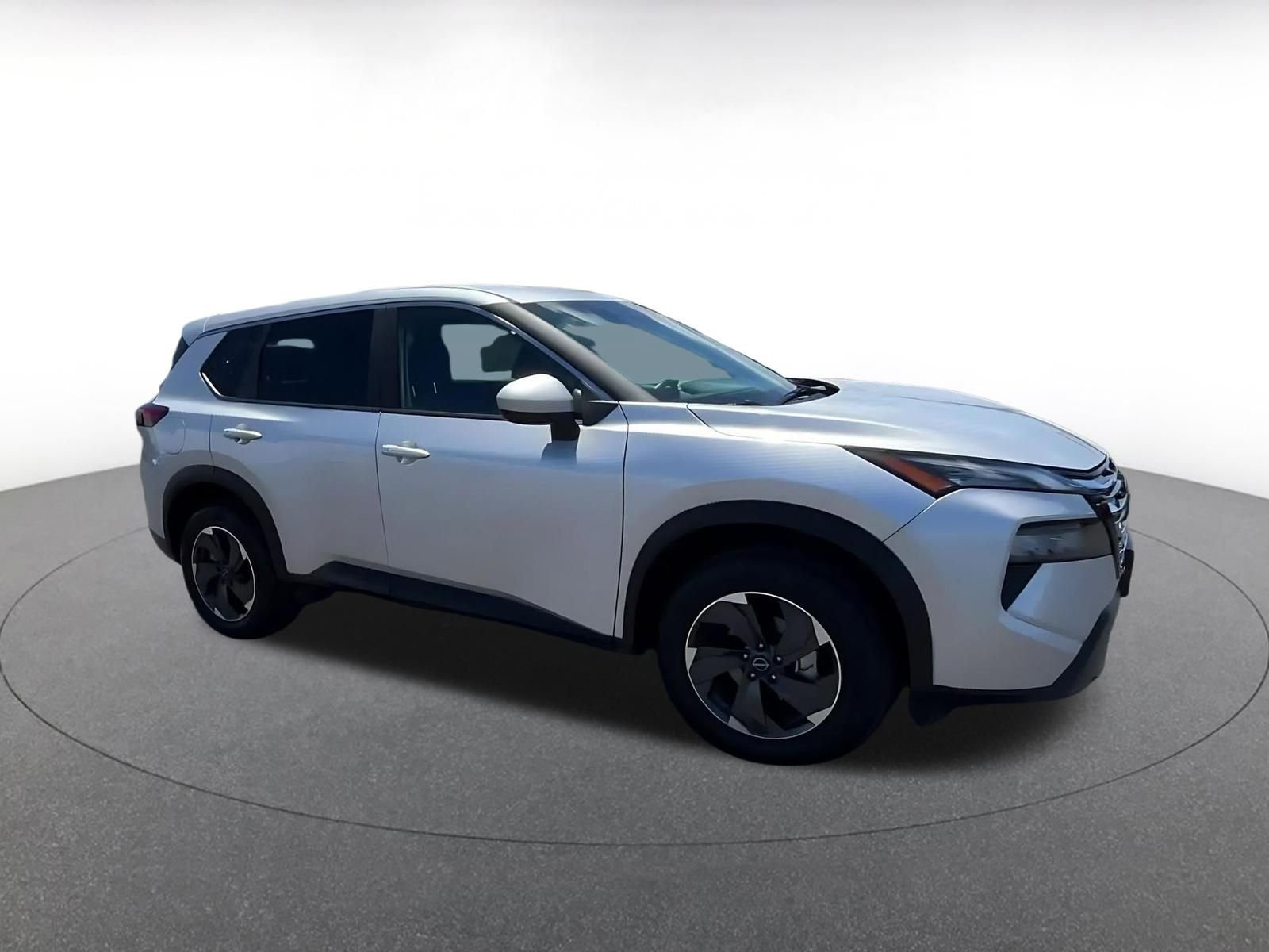 Used 2025 Nissan Rogue SV image 2