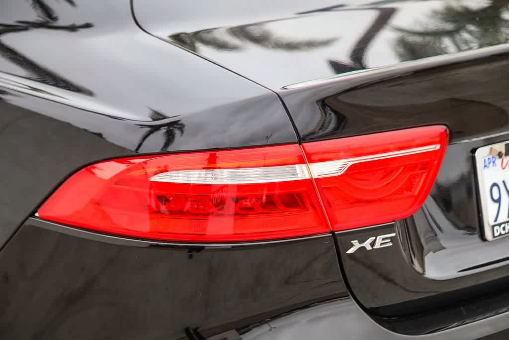 Used 2018 Jaguar XE Premium AWD/4WD image 8