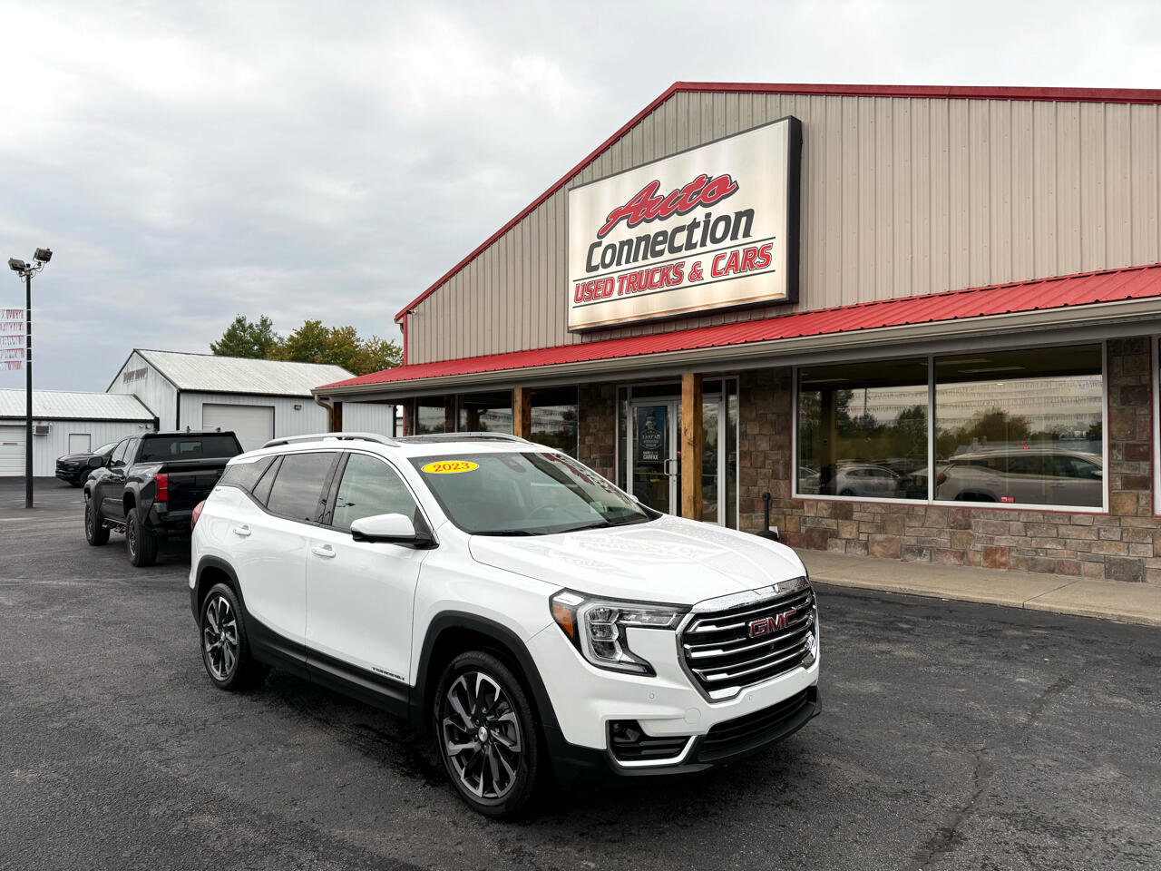 Used 2023 GMC Terrain SLT w/ Infotainment Package II image 1