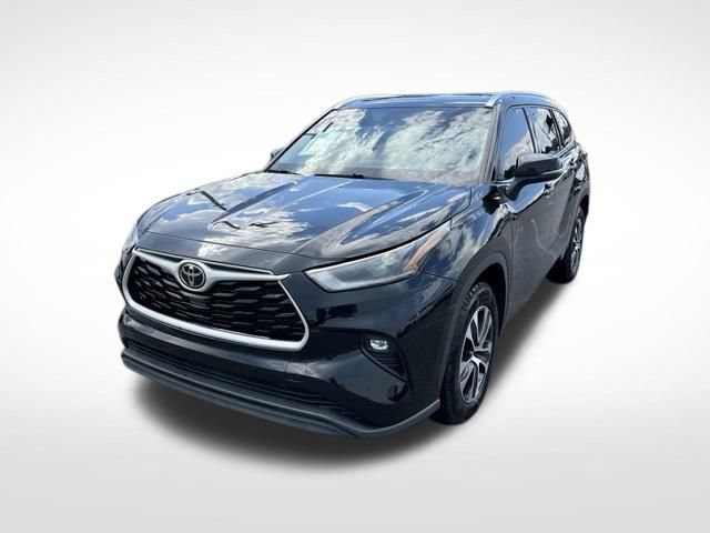 Used 2021 Toyota Highlander XLE FWD image 3
