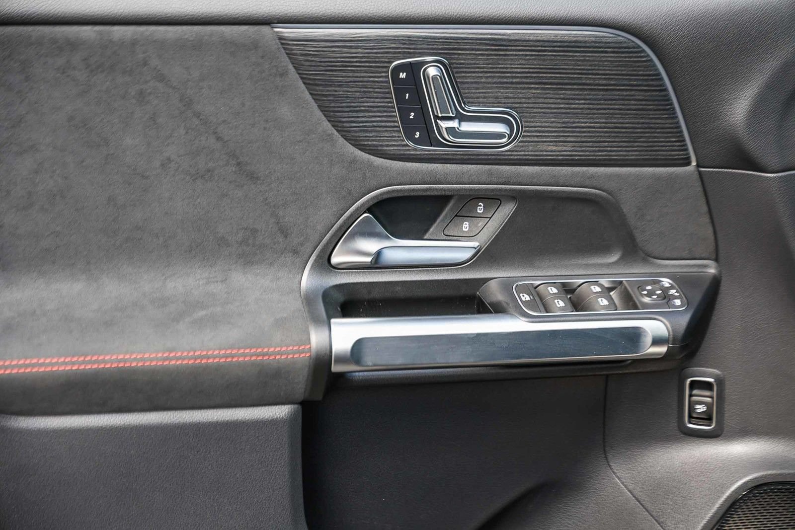 Used 2024 Mercedes-Benz EQB 300 4MATIC image 20