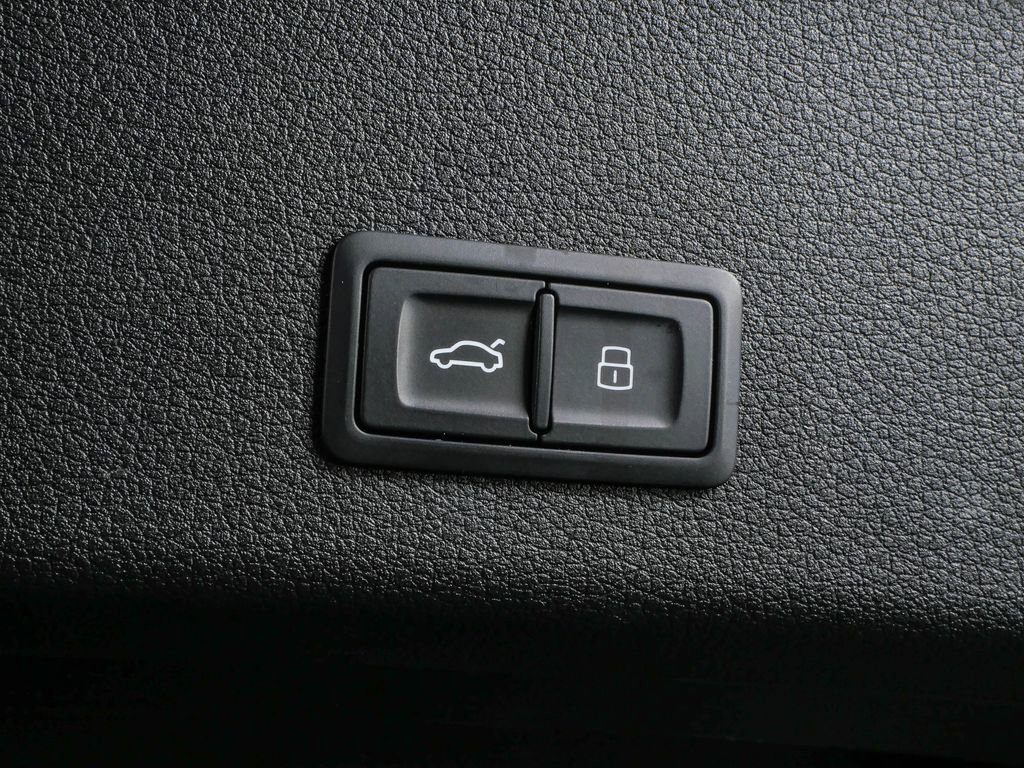 Certified 2022 Audi e-tron Premium AWD/4WD image 32