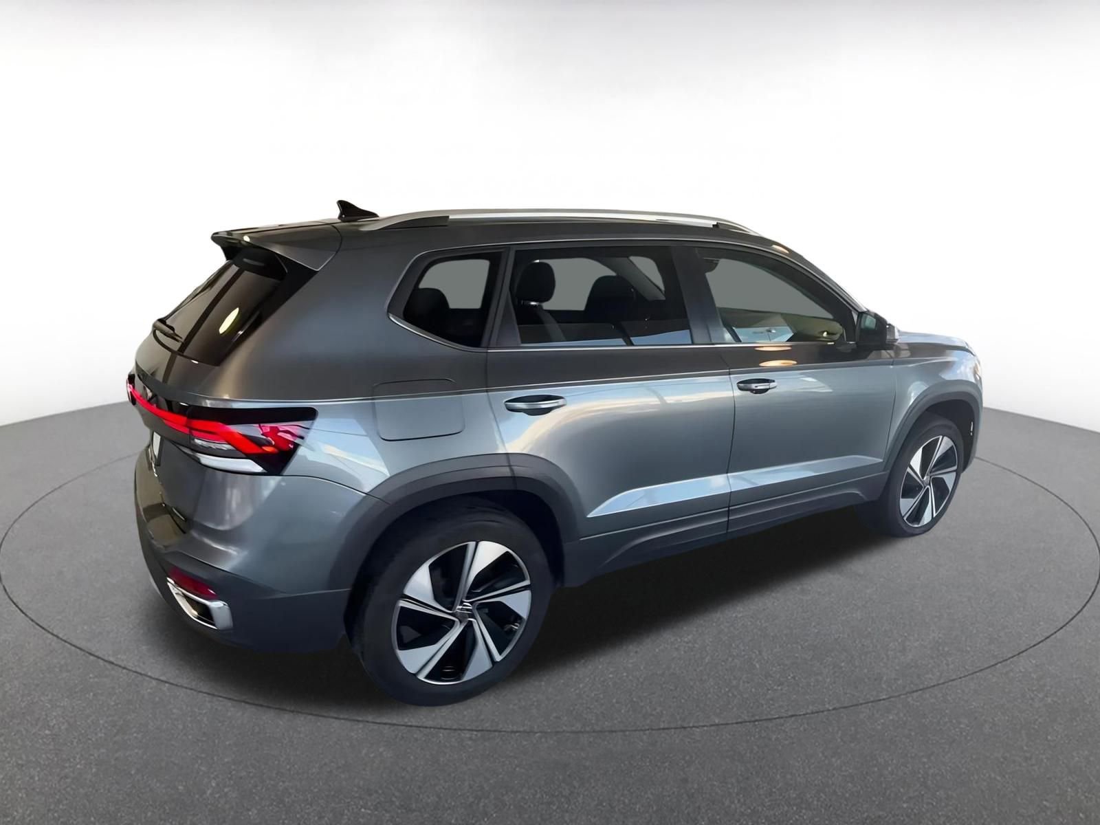 Used 2025 Volkswagen Taos SE image 17