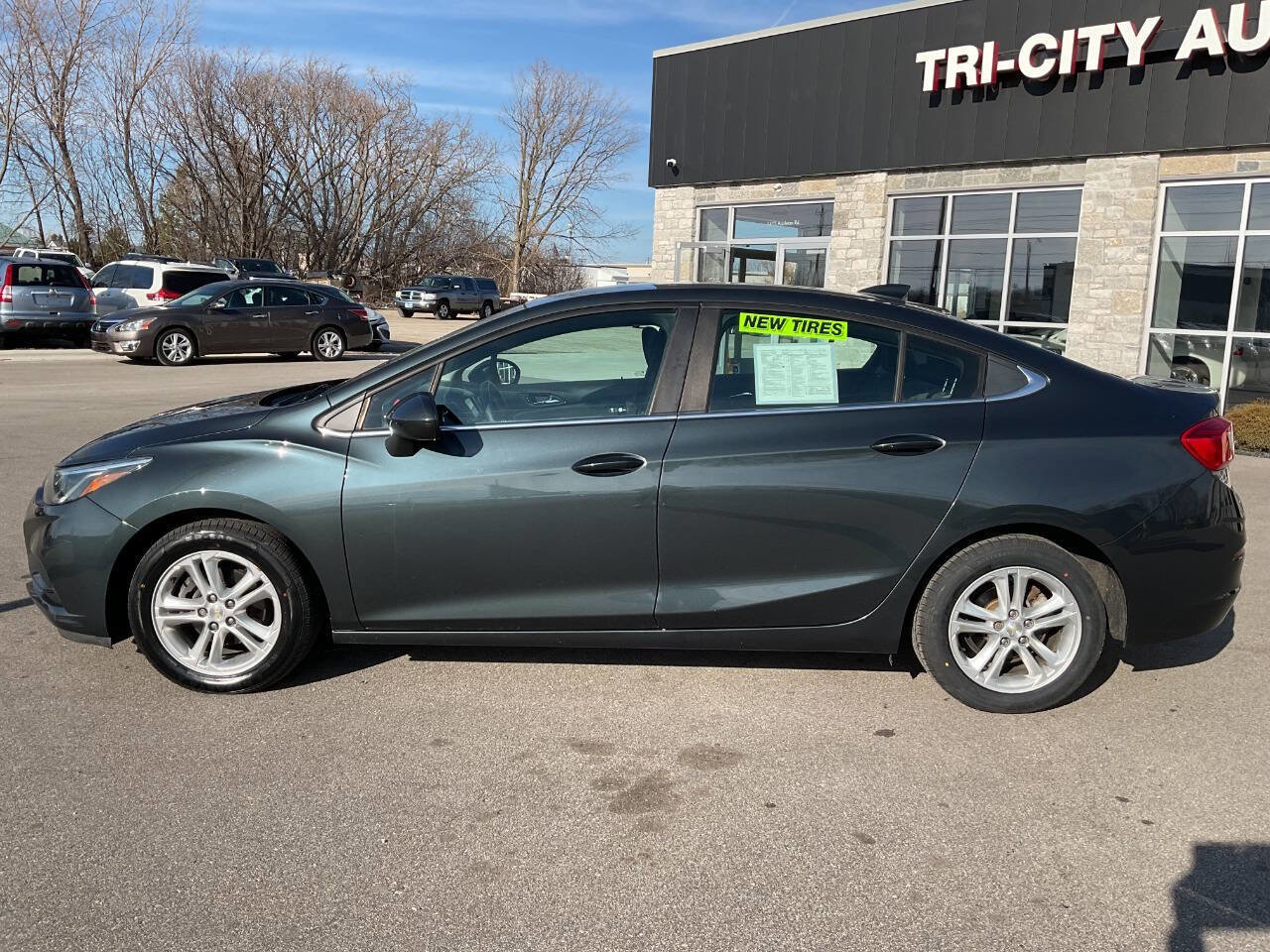 Used 2017 Chevrolet Cruze LT FWD image 3