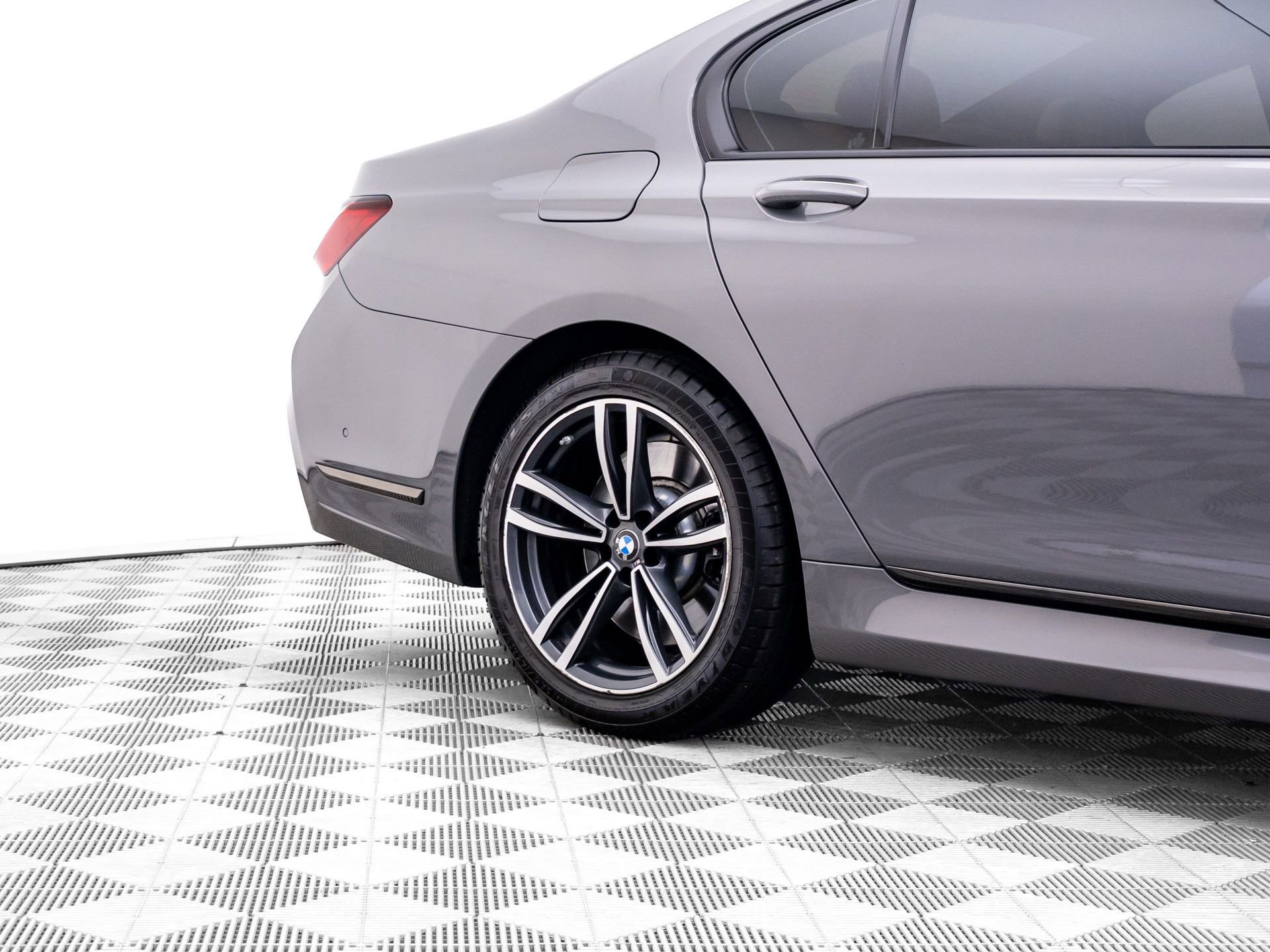 Used 2022 BMW 740i xDrive w/ M Sport Package AWD/4WD image 35