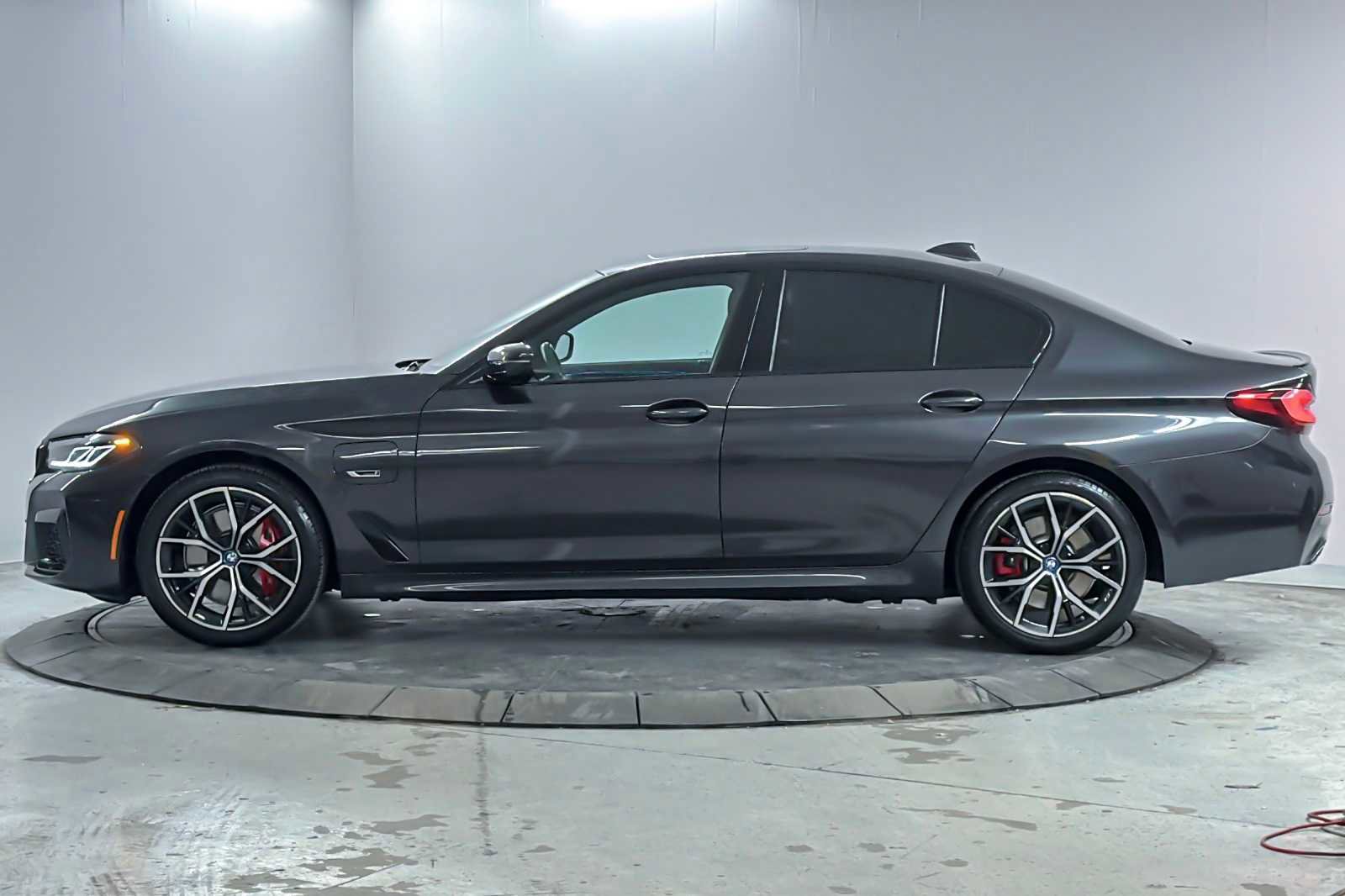 Used 2023 BMW 530e w/ Executive Package image 5