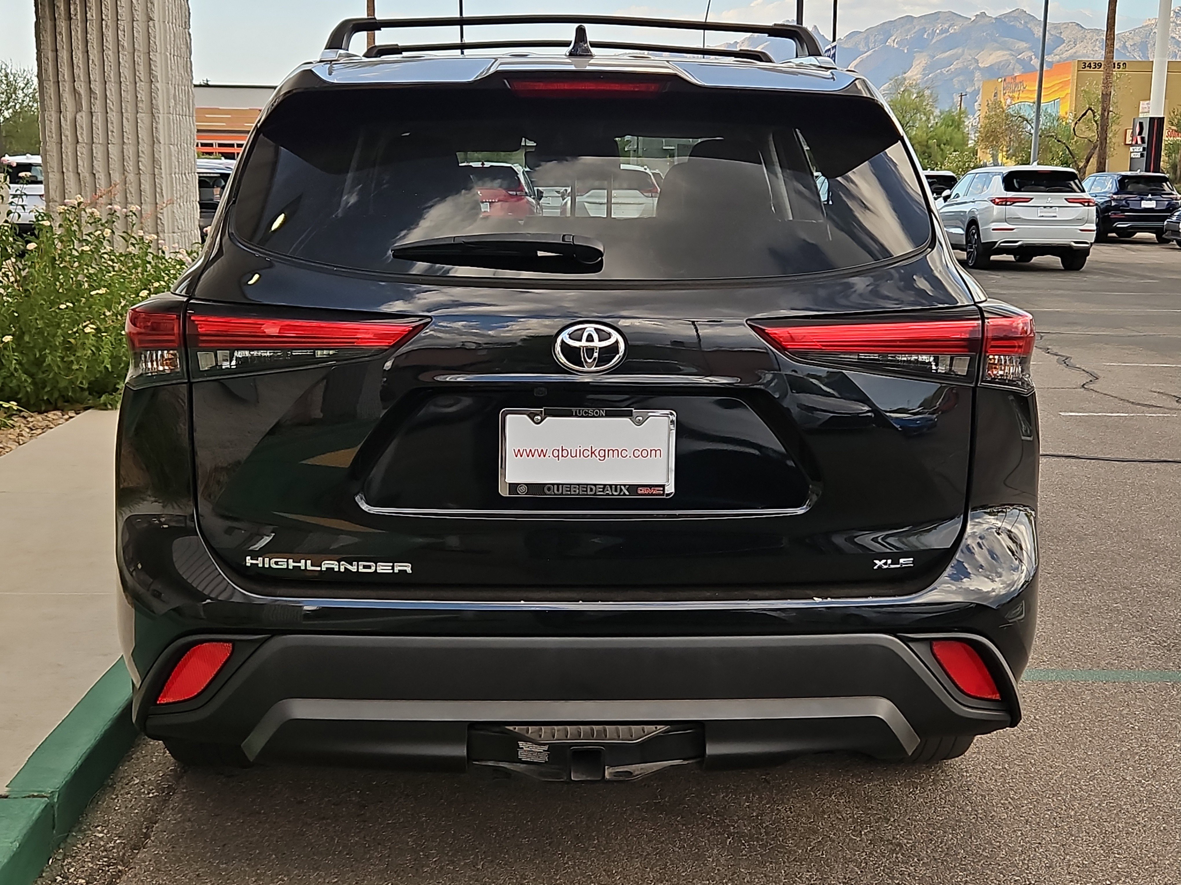 Used 2022 Toyota Highlander XLE image 3