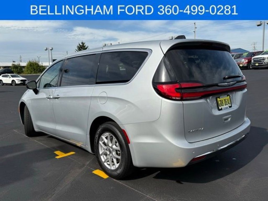 Used 2024 Chrysler Pacifica Touring-L image 9