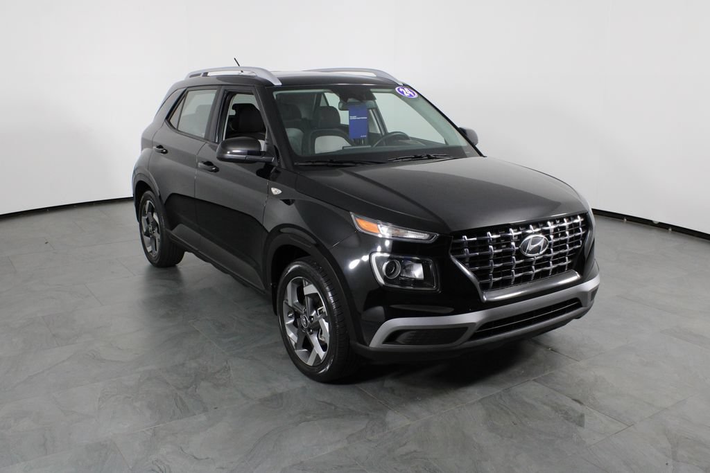 Certified 2024 Hyundai Venue SEL FWD image 4