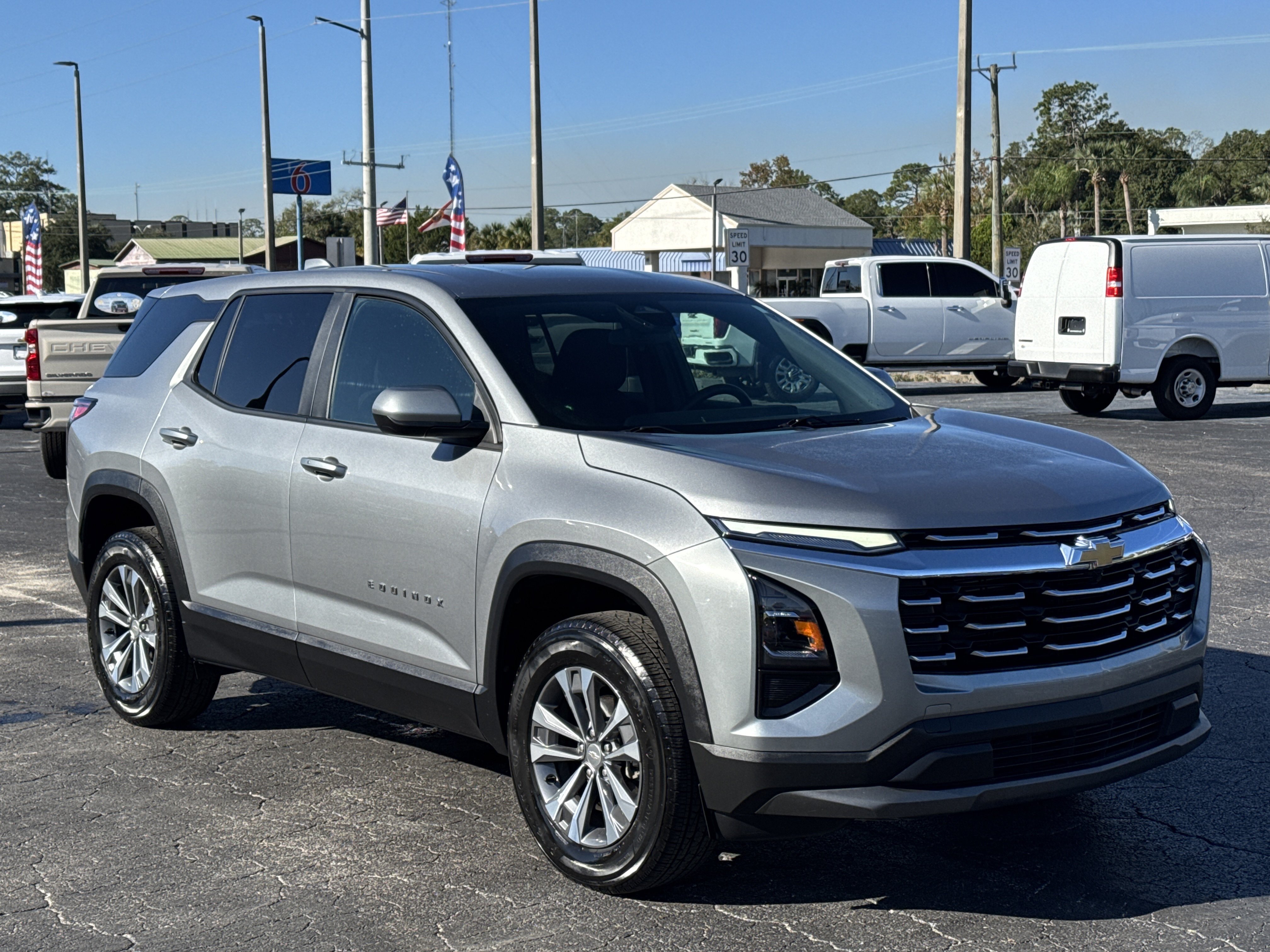 Used 2025 Chevrolet Equinox LT FWD image 3