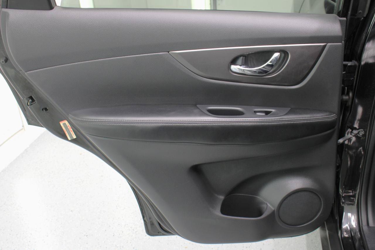 Used 2016 Nissan Rogue SV FWD image 38