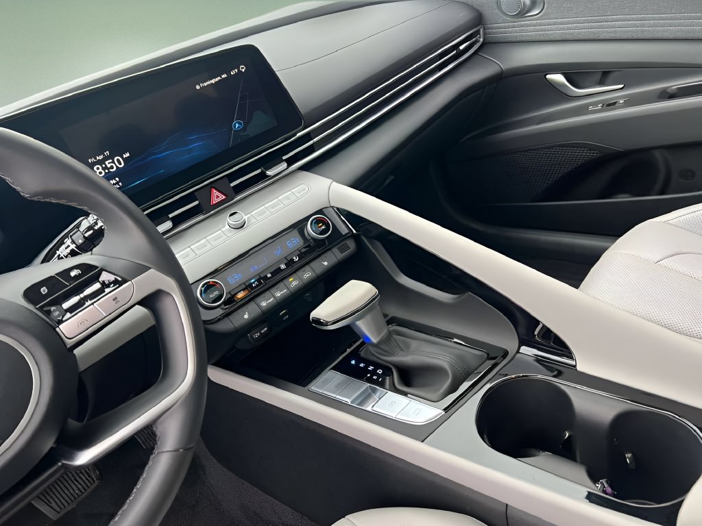 Used 2025 Hyundai Elantra Limited FWD image 21
