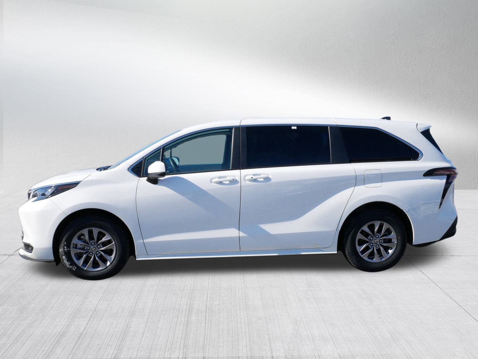 Certified 2025 Toyota Sienna LE image 4