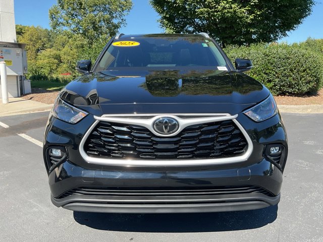 Used 2025 Toyota Highlander XLE FWD image 4