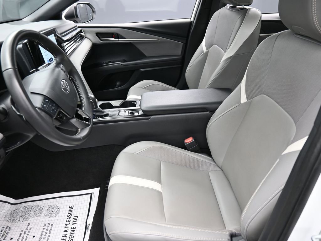 Used 2025 Toyota Camry SE w/ Convenience Package FWD image 10