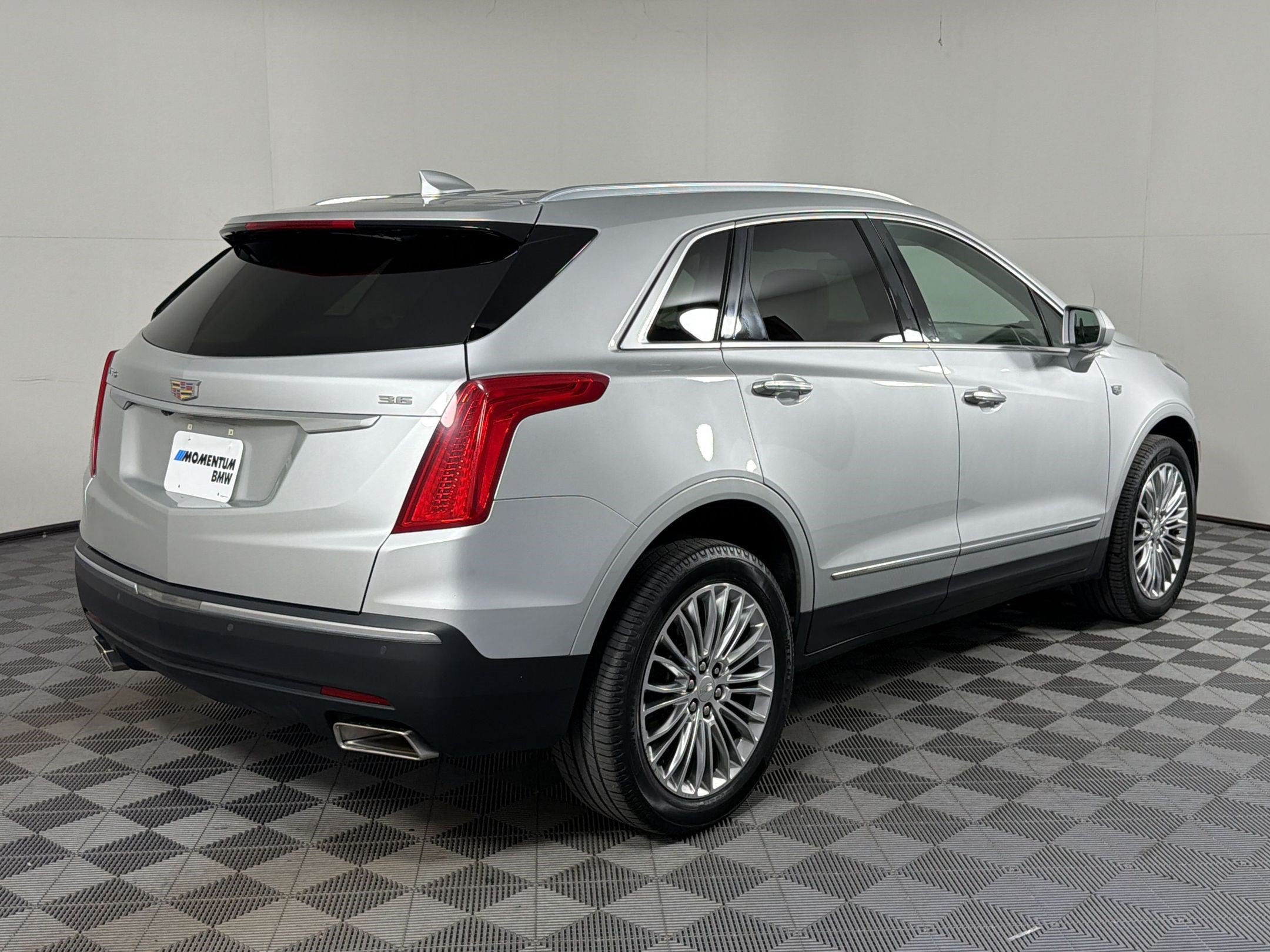 Used 2018 Cadillac XT5 Luxury w/ Driver Awareness Package FWD image 9