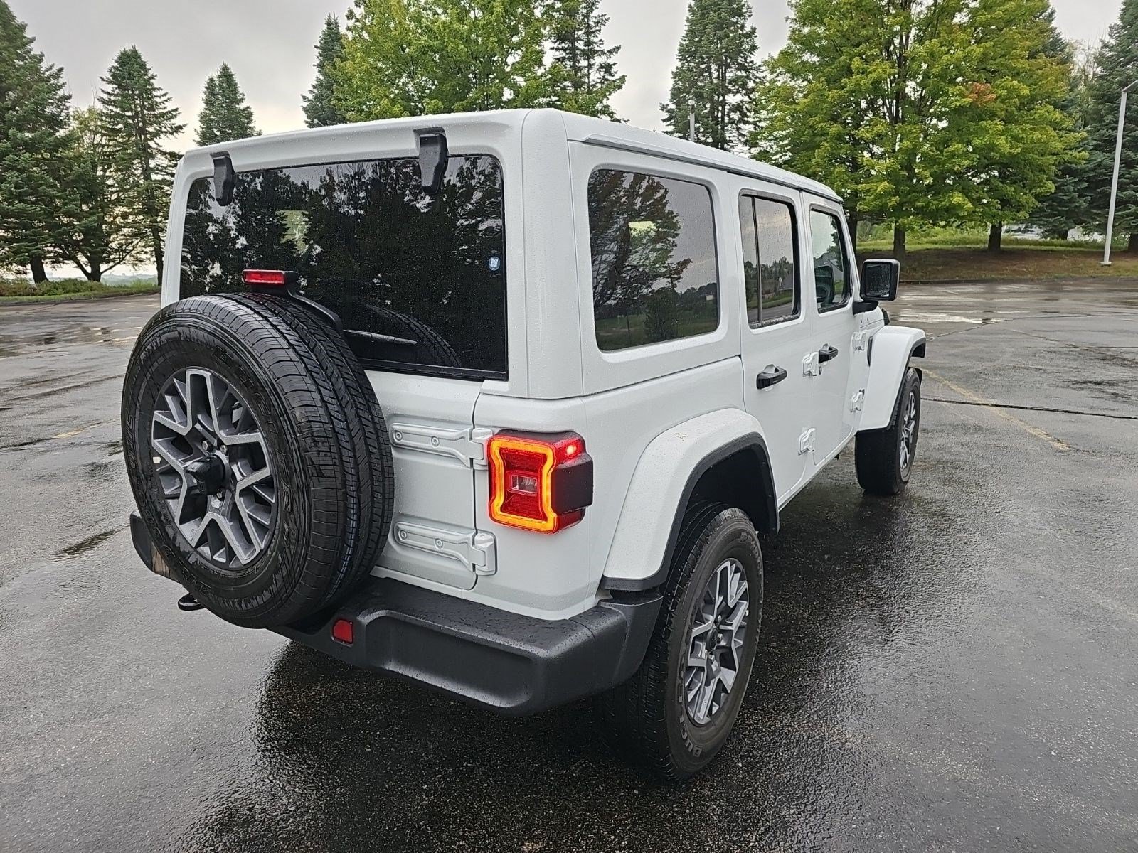 Used 2025 Jeep Wrangler Unlimited Sahara AWD/4WD image 6
